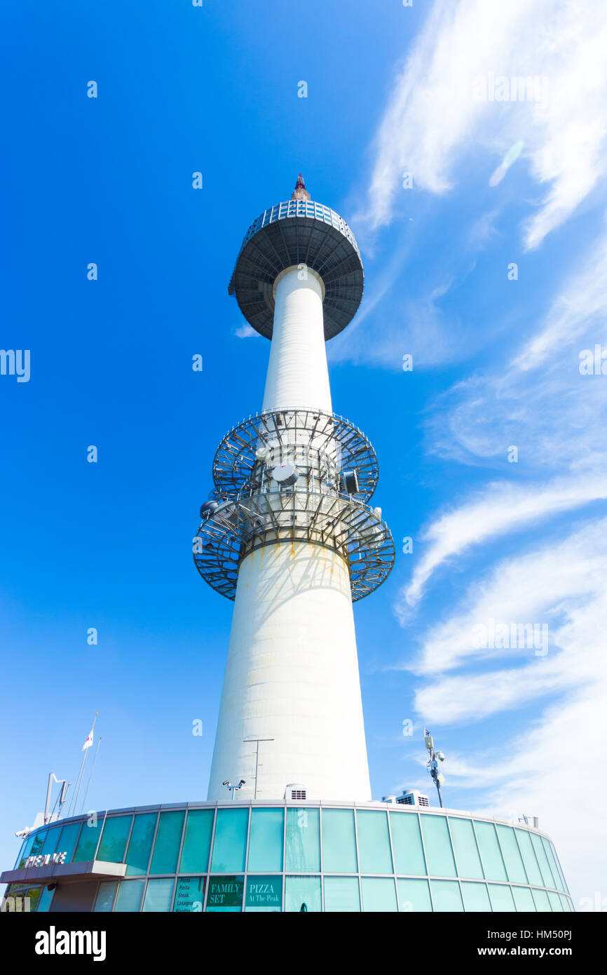 Niedrigen Winkel Blick auf Basis der N Seoul Tower, ein touristisches Wahrzeichen auf Namsan Berg an einem Tag blauer Himmel Stockfoto