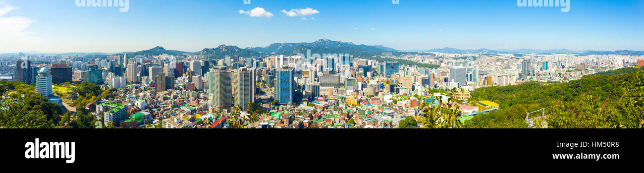 Panorama hoch Winkel Luftbild der Innenstadt entfernt, Seoul und Bukhansan Gebirgshintergrund an einem sonnigen blauen Himmel Tag Stockfoto
