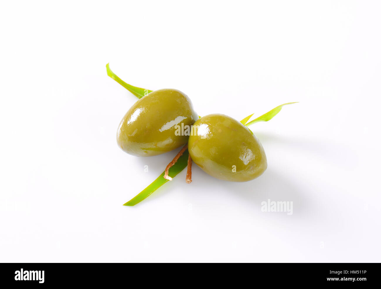 zwei frische grüne Oliven auf weißem Hintergrund Stockfoto