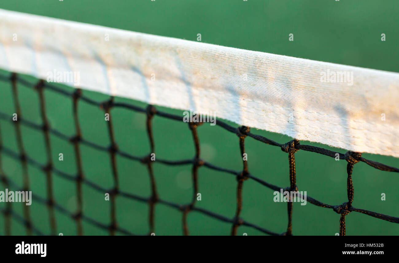 Nahaufnahme des Tennisplatzes durch das Netz Stockfoto