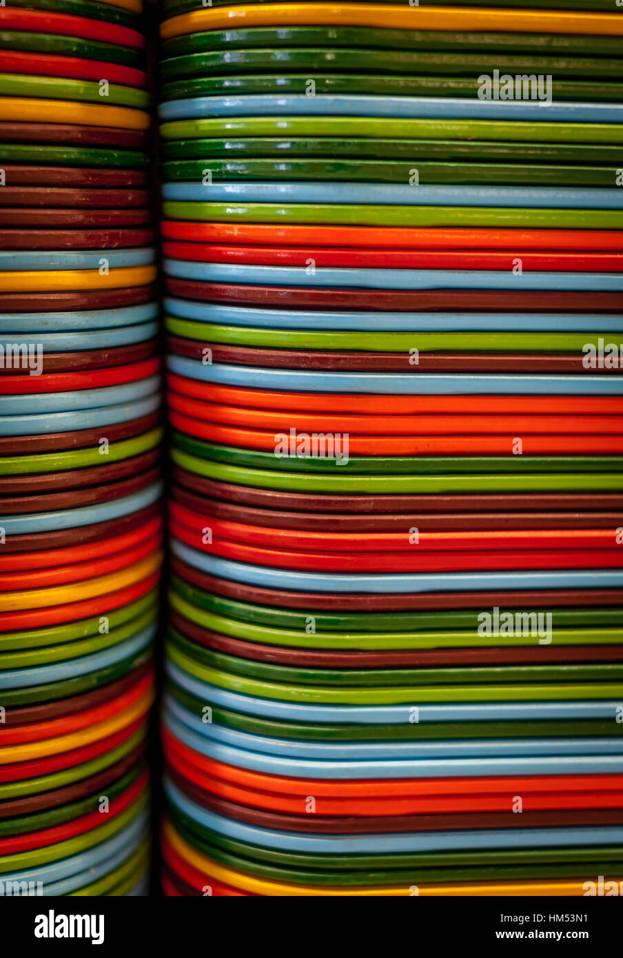 Haufen von bunten Essen-Tabletts im restaurant Stockfoto