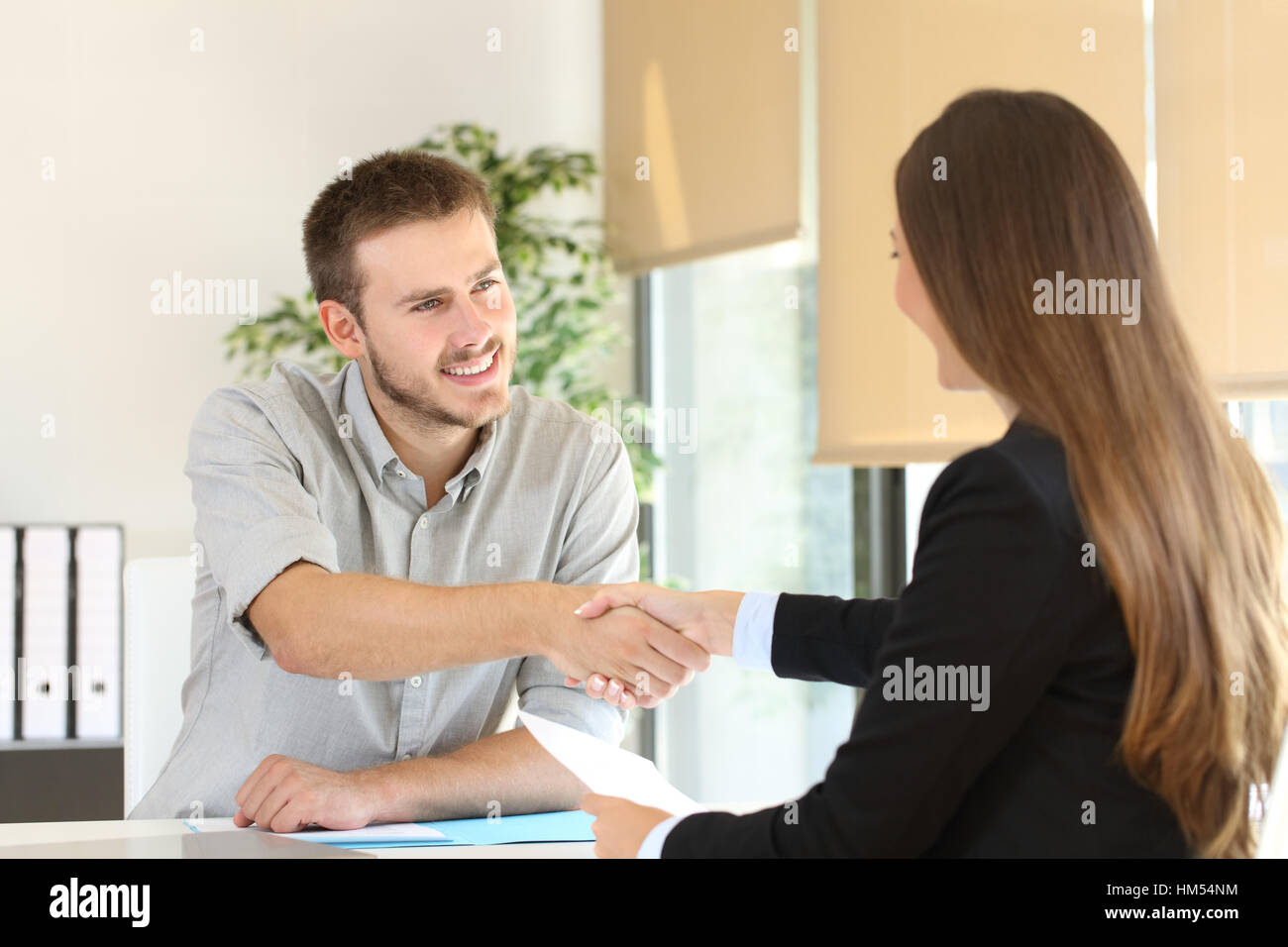Glückliche Mitarbeiter und Chef-Handshake nach einem erfolgreichen Vorstellungsgespräch im Büro Stockfoto