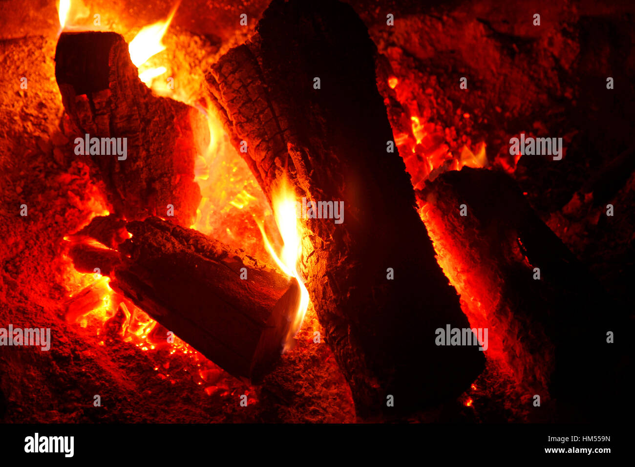 Kamin und Stämme in einem Haus. Stockfoto