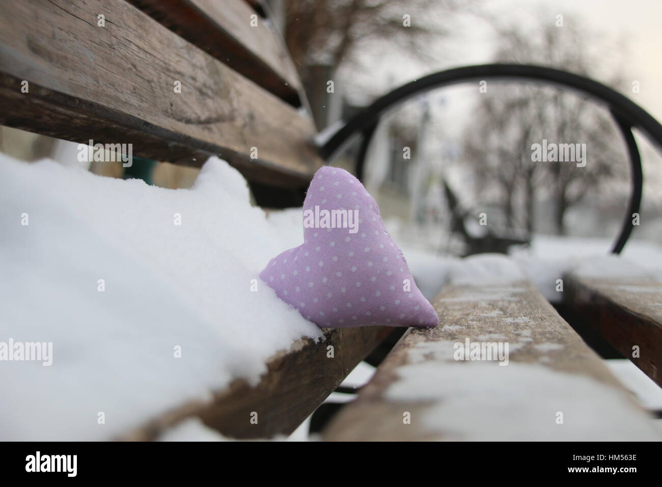 Bank mit Herz in Winter Park. Valentinstag-Karte. Liebe Idee. Stockfoto