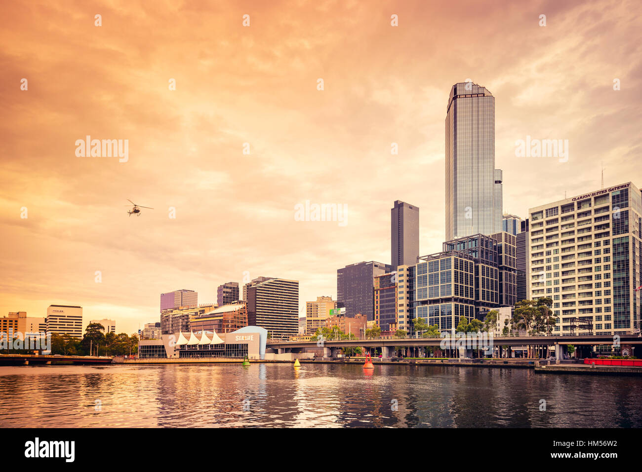 Melbourne, Australien - 27. Dezember 2016: Melbourne Sea Life Aquarium betrachtet über den Yarra River. Farbe toning angewandte Stockfoto