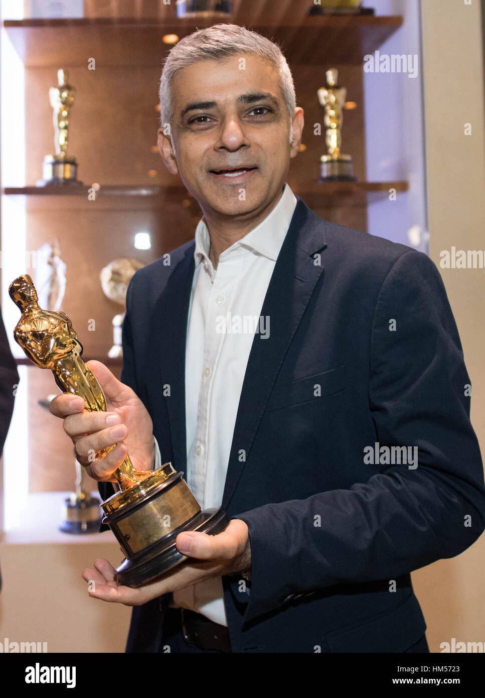 Bürgermeister von London Sadiq Khan hält ein "Oscar" ausgezeichnet an die Special-Effects-Firma Double Negative bei einem Besuch in der Kanzlei im Zentrum von London, der Hauptstadt der Filmindustrie zu diskutieren. Stockfoto