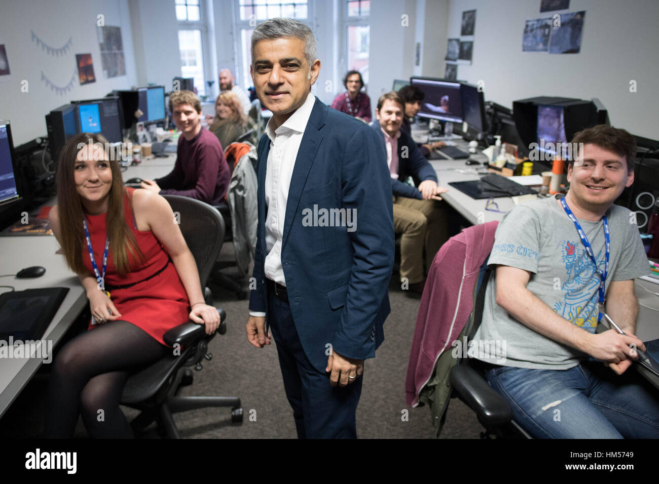 Bürgermeister von London Sadiq Khan besucht die Special-Effects-Firma doppelte Verneinung im Zentrum von London, der Hauptstadt der Filmindustrie zu diskutieren. Stockfoto