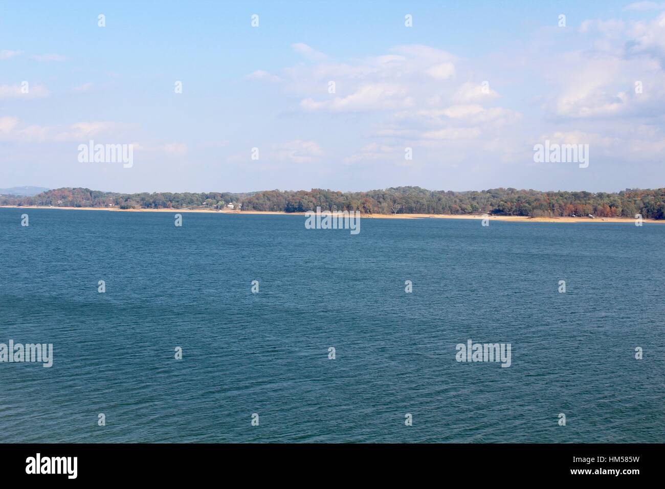 Der See in einen sonnigen Oktober Herbsttag. Stockfoto