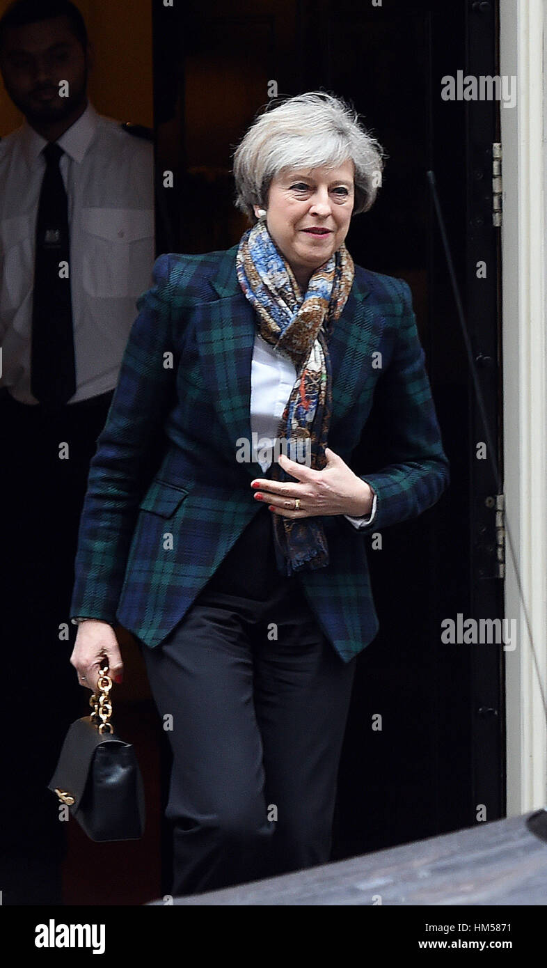 Premierminister Theresa Mai verlässt Downing Street, London, als Druck auf ihr wuchs zu sagen, ob sie von Donald Trump Helfer auf seine umstrittene Reiseverbot unterrichtet wurde, traf sie zum ersten Mal letzte Woche zum neuen Präsidenten. Stockfoto