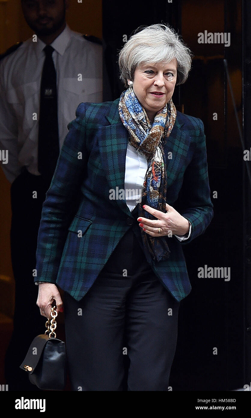 Hinweis alternative Ernte Premierminister Theresa May Blätter Downing Street, London, als Druck wuchs auf ihr zu sagen, ob sie von Donald Trump Helfer auf seine umstrittene Reiseverbot unterrichtet wurde, traf sie zum ersten Mal letzte Woche zum neuen Präsidenten. Stockfoto