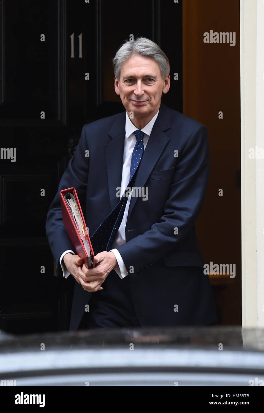 Kanzler Philip Hammond verlässt Downing Street, London, als Druck auf Ministerpräsident Theresa May zu sagen, ob sie von Donald Trump Helfer auf seine umstrittene Reiseverbot unterrichtet wurde, traf sie zum ersten Mal letzte Woche zum neuen Präsidenten wuchs. Stockfoto