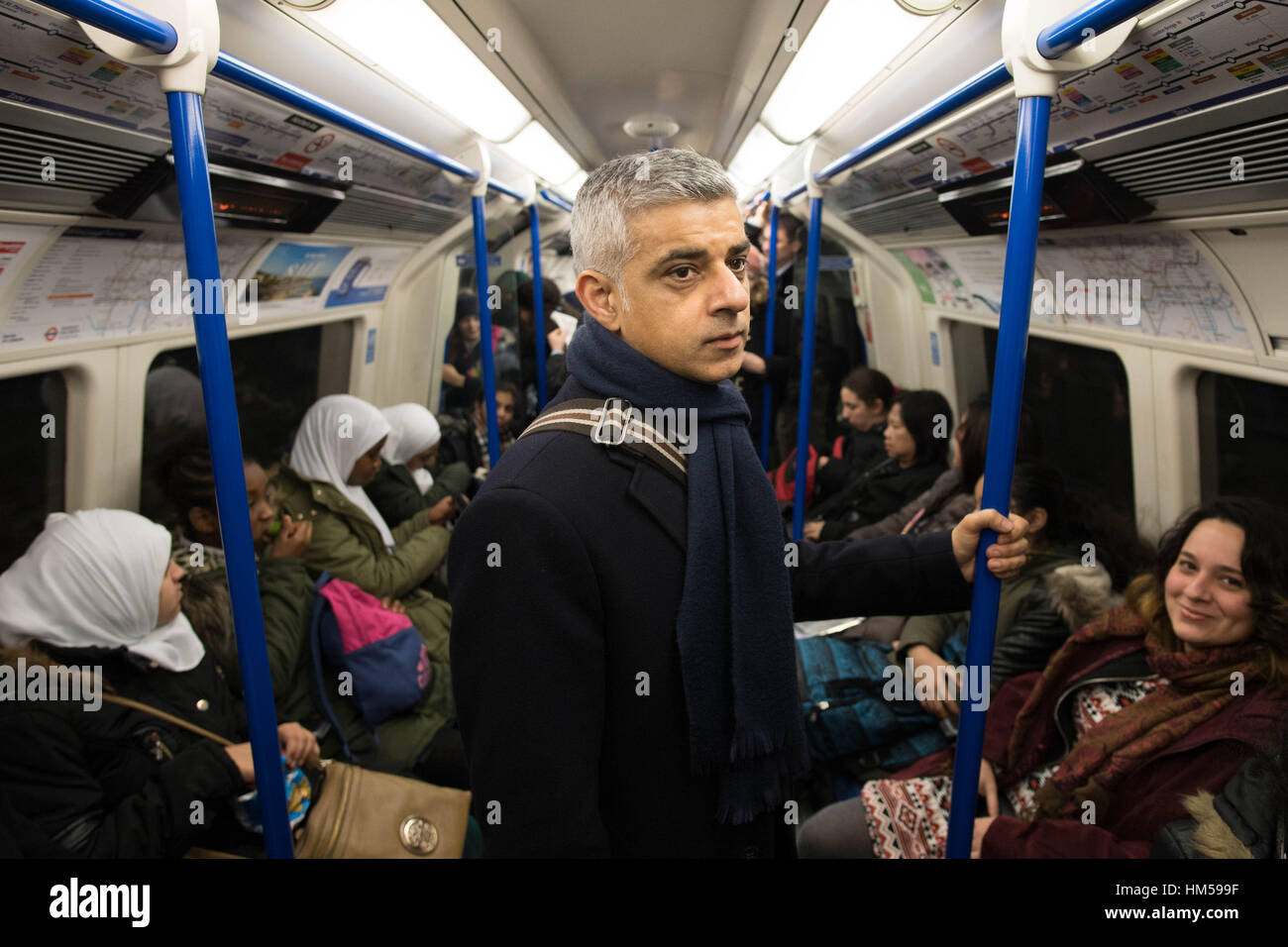 Bürgermeister von London Sadiq Khan reist mit der u-Bahn nach einem Besuch in zwei Film-Produktionsfirmen im Zentrum von London um die Hauptstadt Filmindustrie zu besprechen. Stockfoto