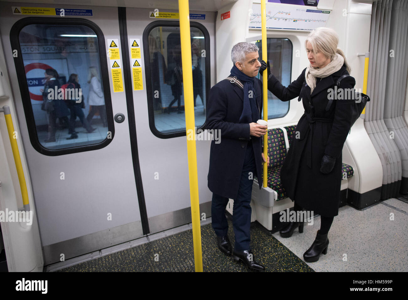Bürgermeister von London Sadiq Khan mit Vizebürgermeister Justine Simons für Kultur- und Kreativwirtschaft reist mit der u-Bahn nach einem Besuch in zwei Film-Produktionsfirmen im Zentrum von London um die Hauptstadt Filmindustrie zu besprechen. Stockfoto