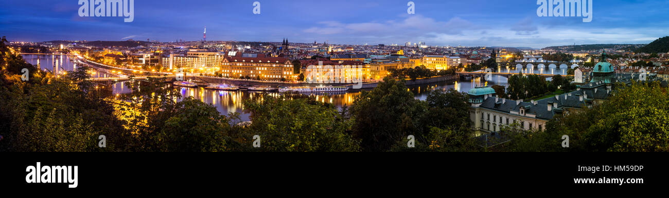 Stadtbild bei Dämmerung, Moldau, Prag, Böhmen, Tschechische Republik Stockfoto