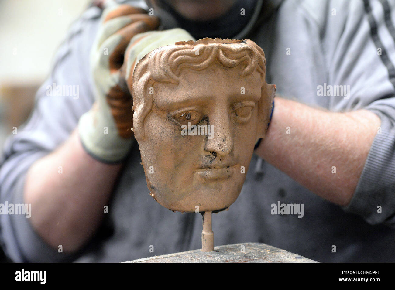 Eine BAFTA Maske bei neuen Pro Gießereien in West Drayton, Middlesex, vor die Zeremonie noch in diesem Monat erfolgt. Stockfoto