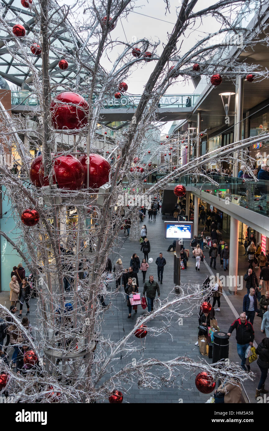 Weihnachts-Einkäufer in Liverpool One Stockfoto