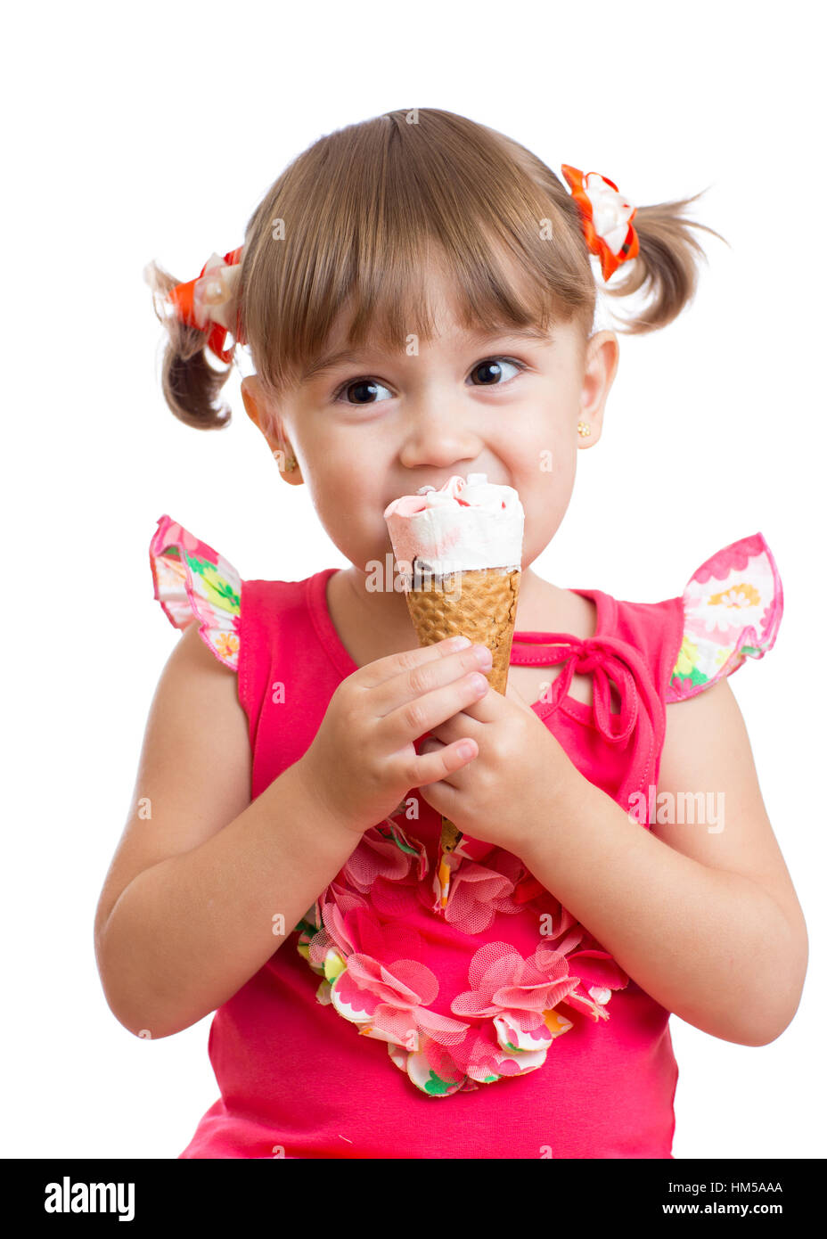 Kind Mädchen Essen mit Eis im Studio isoliert auf weißem Hintergrund Stockfoto