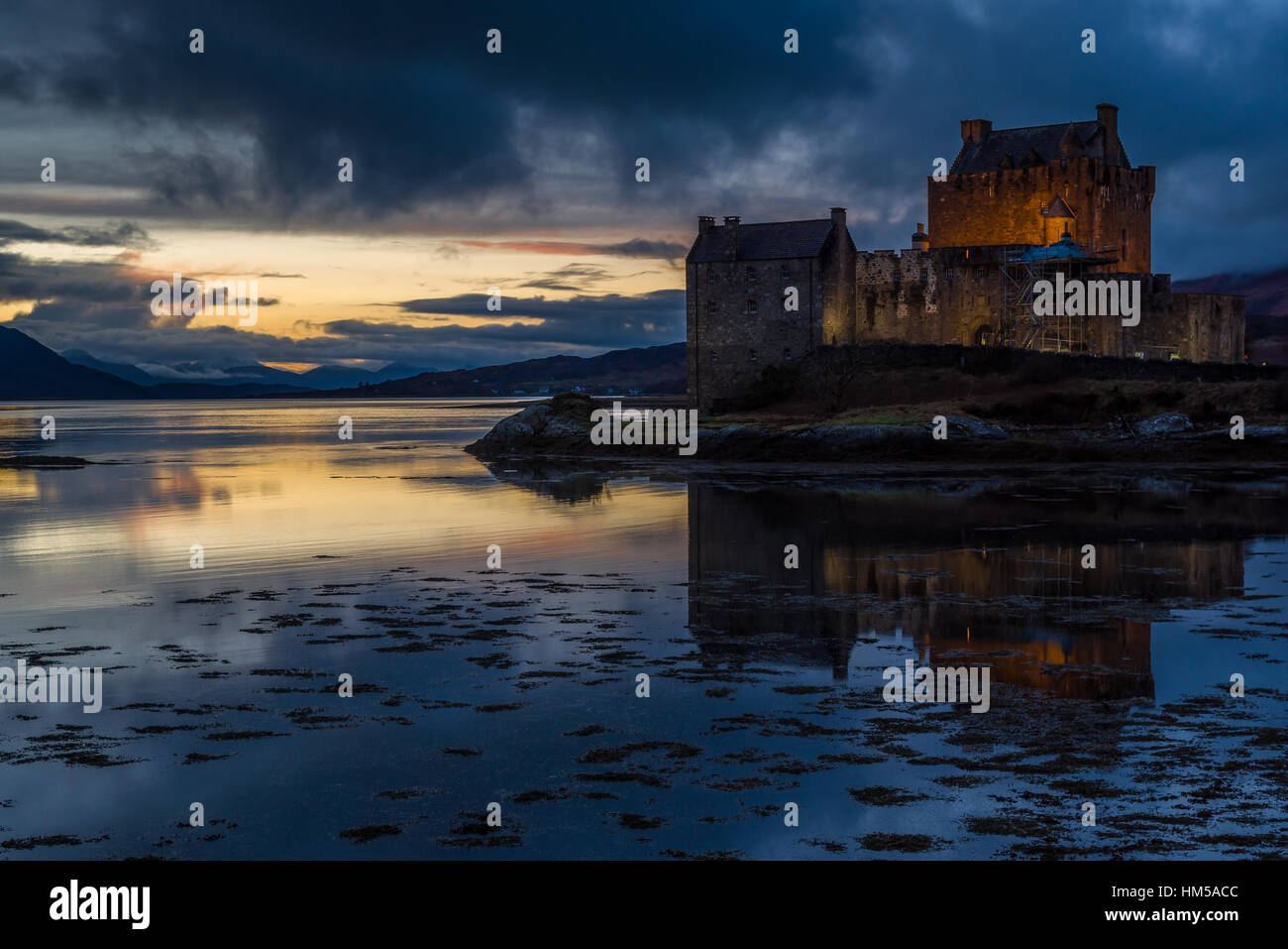 Eilean Donan Castle in der Abenddämmerung Stockfoto
