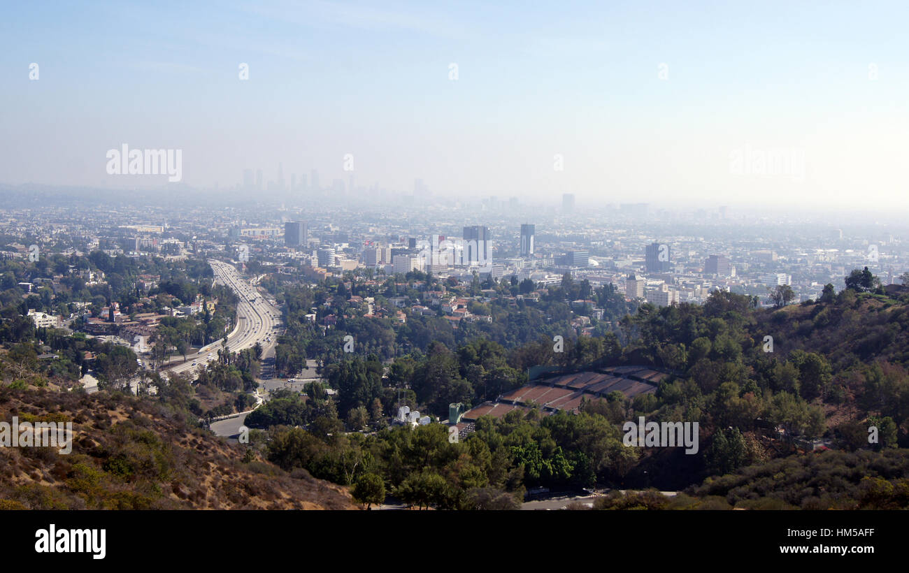 LOS ANGELES, Kalifornien - 11. Oktober 2014: Blick auf das Hollywood Bowl und Downtown LA Stockfoto