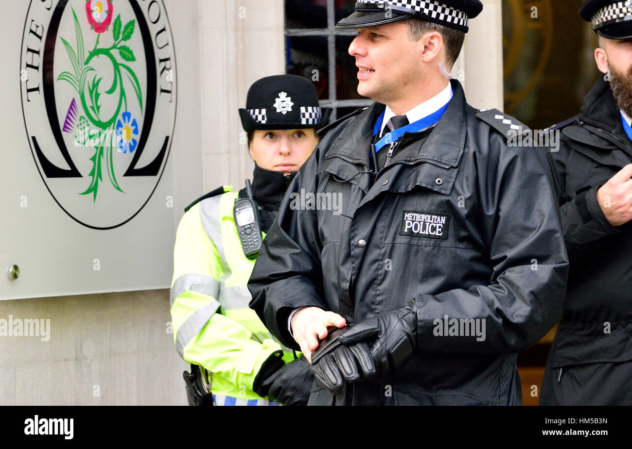 London, UK. 5. Dezember 2016. Metropolitan Police Officers außerhalb der oberste Gerichtshof Anhörung in der Regierungen Einspruch gegen den früheren... Stockfoto