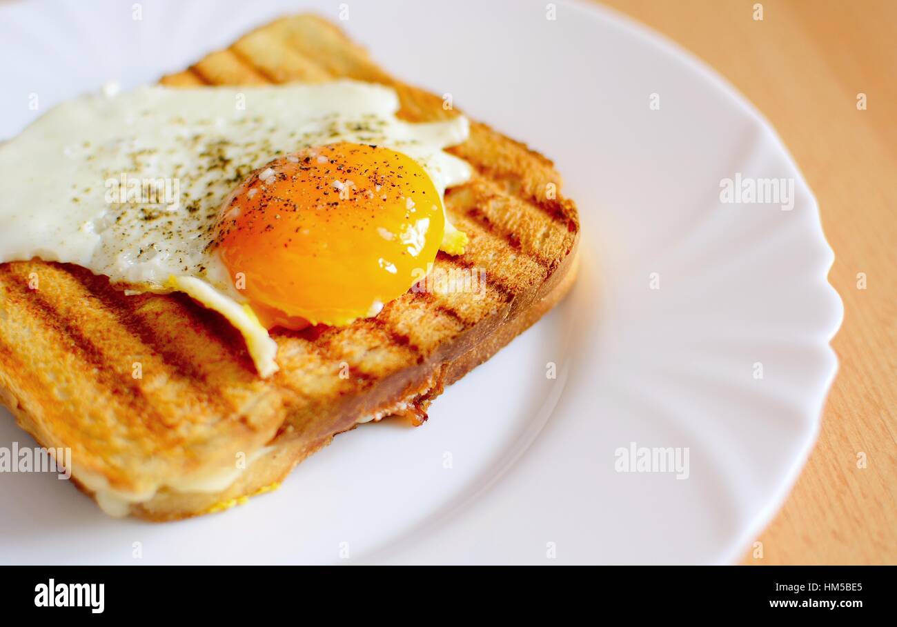 Schinken und Käse Toast mit Spiegelei obenauf Stockfotografie - Alamy