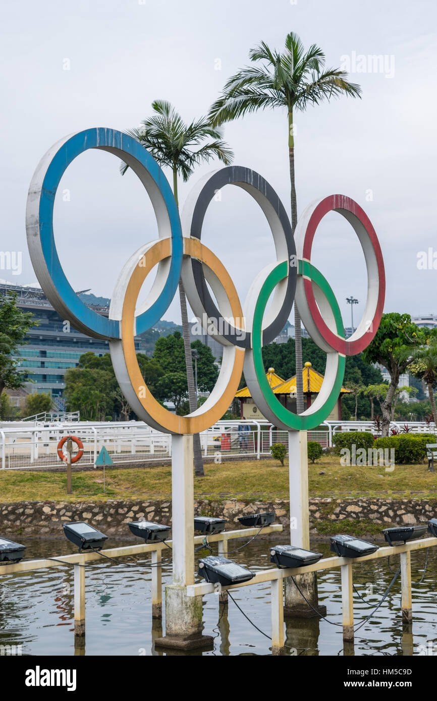 Olympische Ringe-Denkmal am Standort der Pferdesport-Veranstaltungen der Olympischen Spiele 2008 in Peking in Sha Tin, Hong Kong Stockfoto