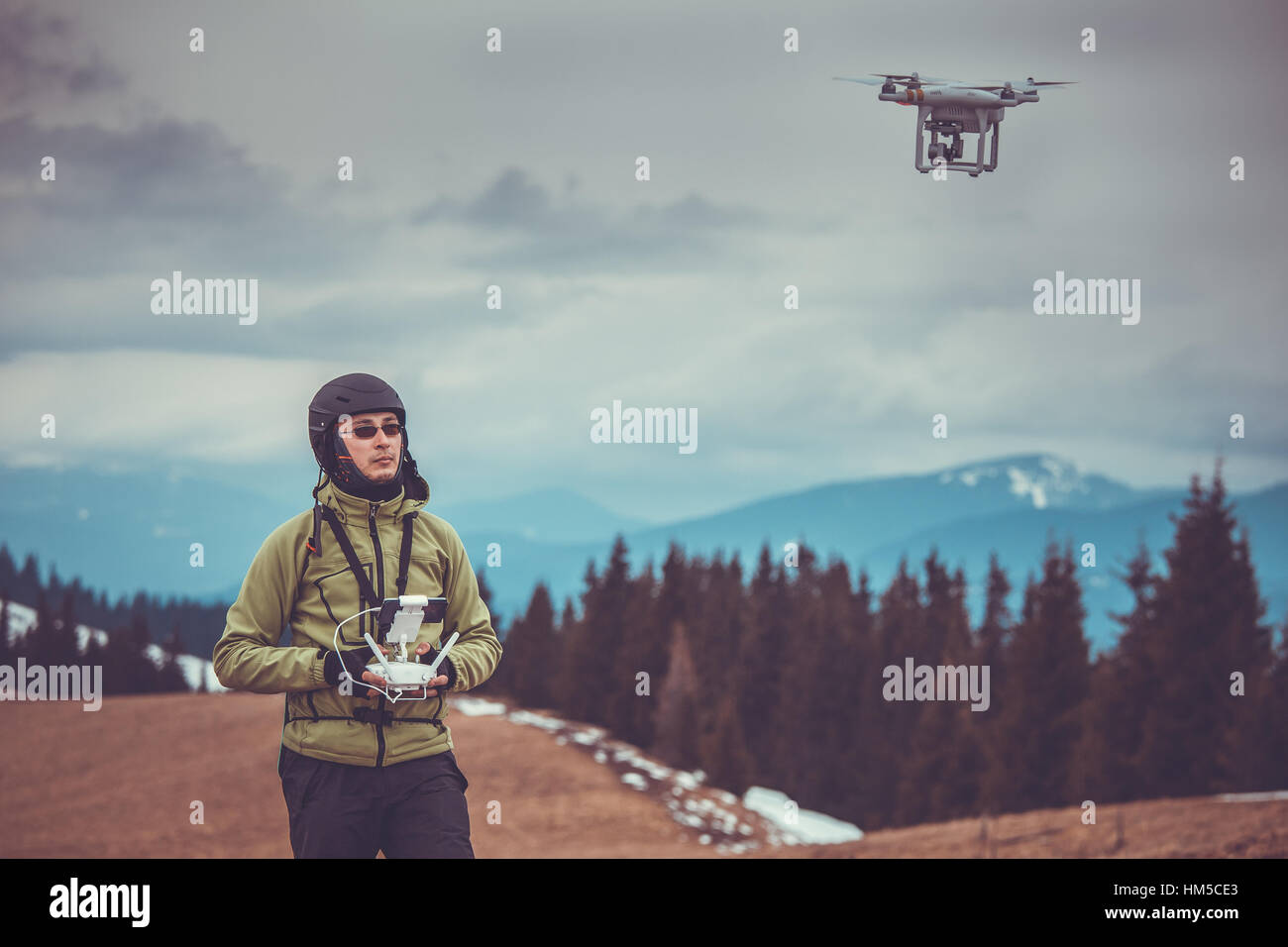 Man Betrieb eine Drohne Stockfoto