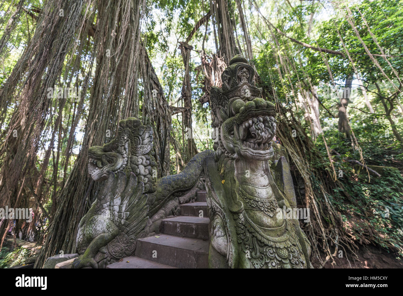 Brücke mit Drachen Statuen, Heilige Monkey Forest Sanctuary, Ubud, Bali, Indonesien Stockfoto