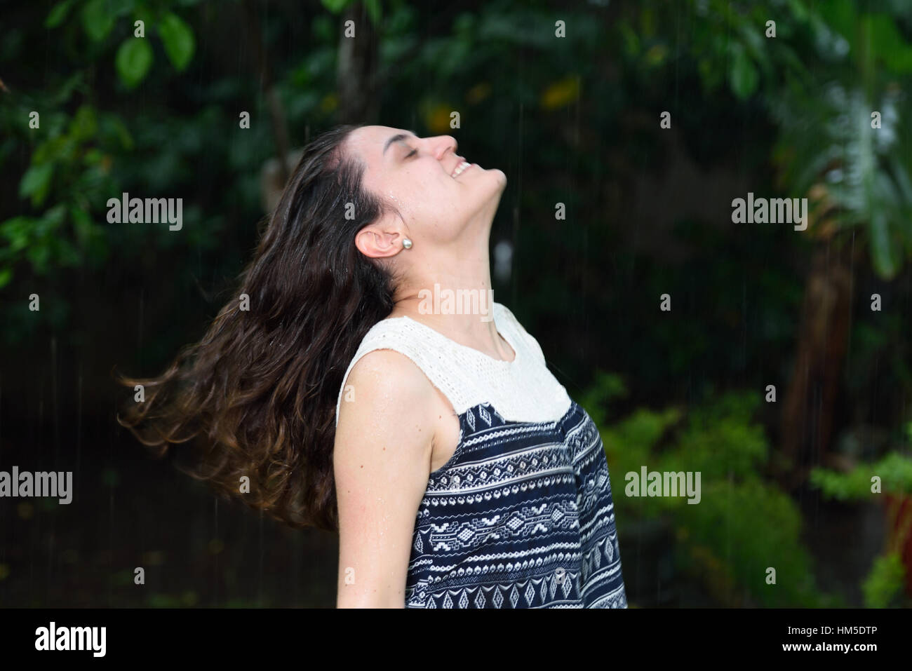 Frau mit nassen Haaren unter tropischen Regen Stockfoto