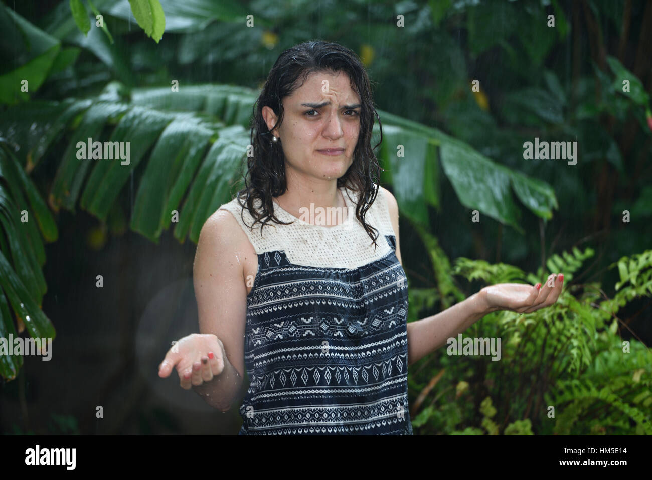 verwirrten Frau, die in tropischen Starkregen Dschungel verloren Stockfoto