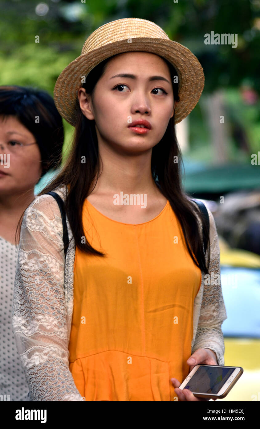 Junge schöne Vietnamesin mit Smarphone im Zentrum von Ho-Chi-Minh-Stadt (Saigon) Vietnam Stockfoto
