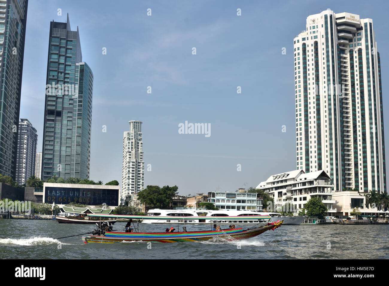 Verkehr auf dem Chao Phraya River und Bangkok Skyline Thailand Stockfoto