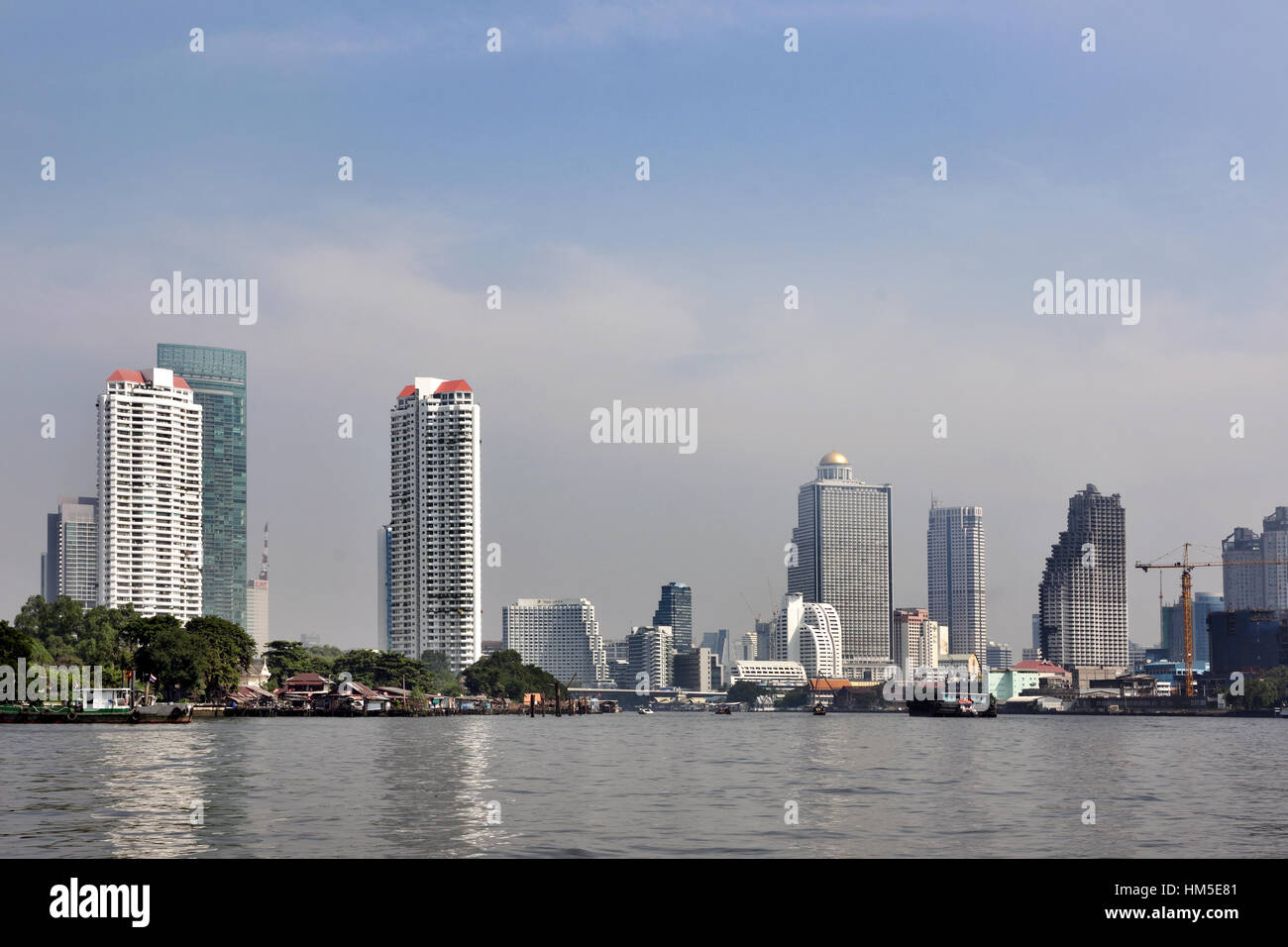 Verkehr auf dem Chao Phraya River und Bangkok Skyline Thailand Stockfoto