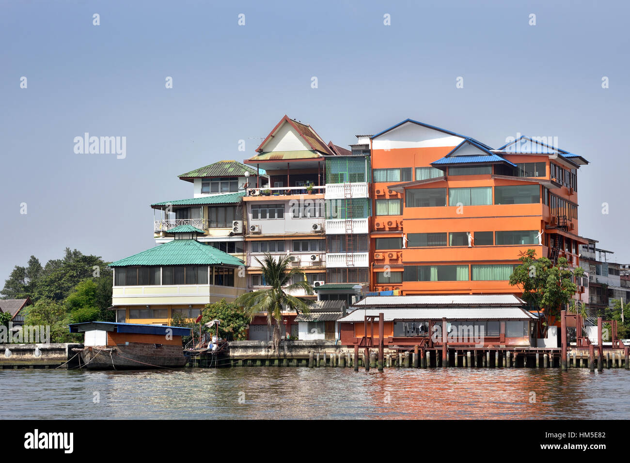 Verkehr auf dem Chao Phraya River und Bangkok Skyline Thailand Stockfoto