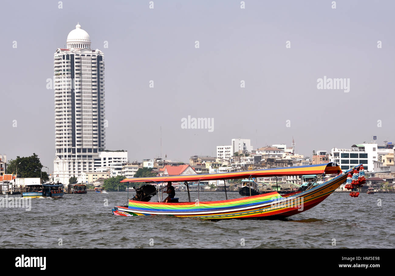 Verkehr auf dem Chao Phraya River und Bangkok Skyline Thailand Stockfoto
