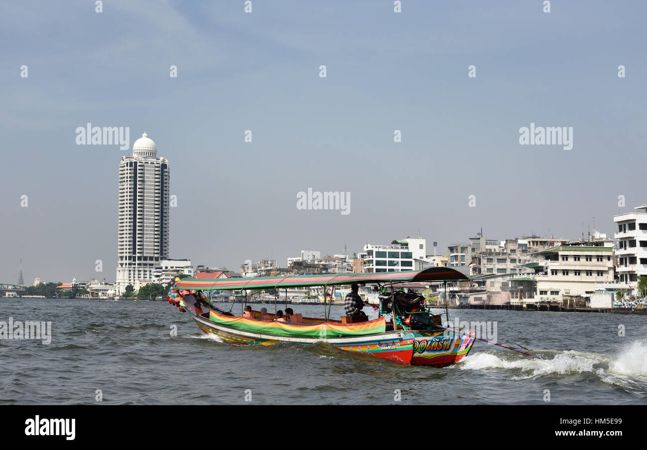 Verkehr auf dem Chao Phraya River und Bangkok Skyline Thailand Stockfoto
