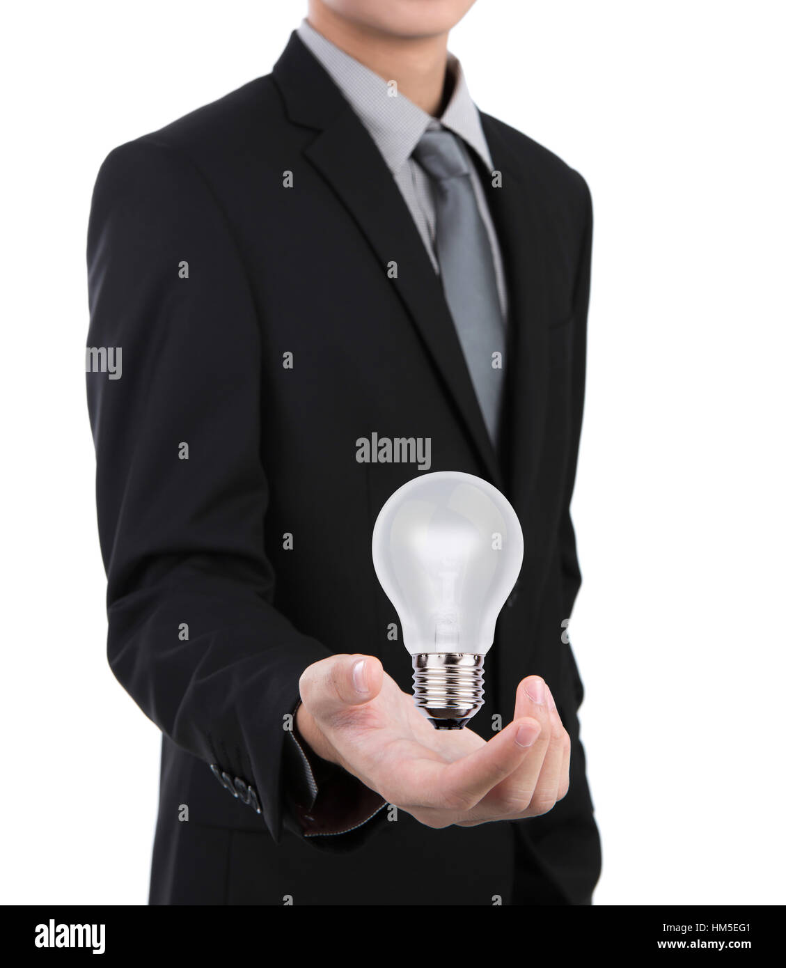 Geschäftsmann mit Glühbirne vor weißem Hintergrund Stockfoto