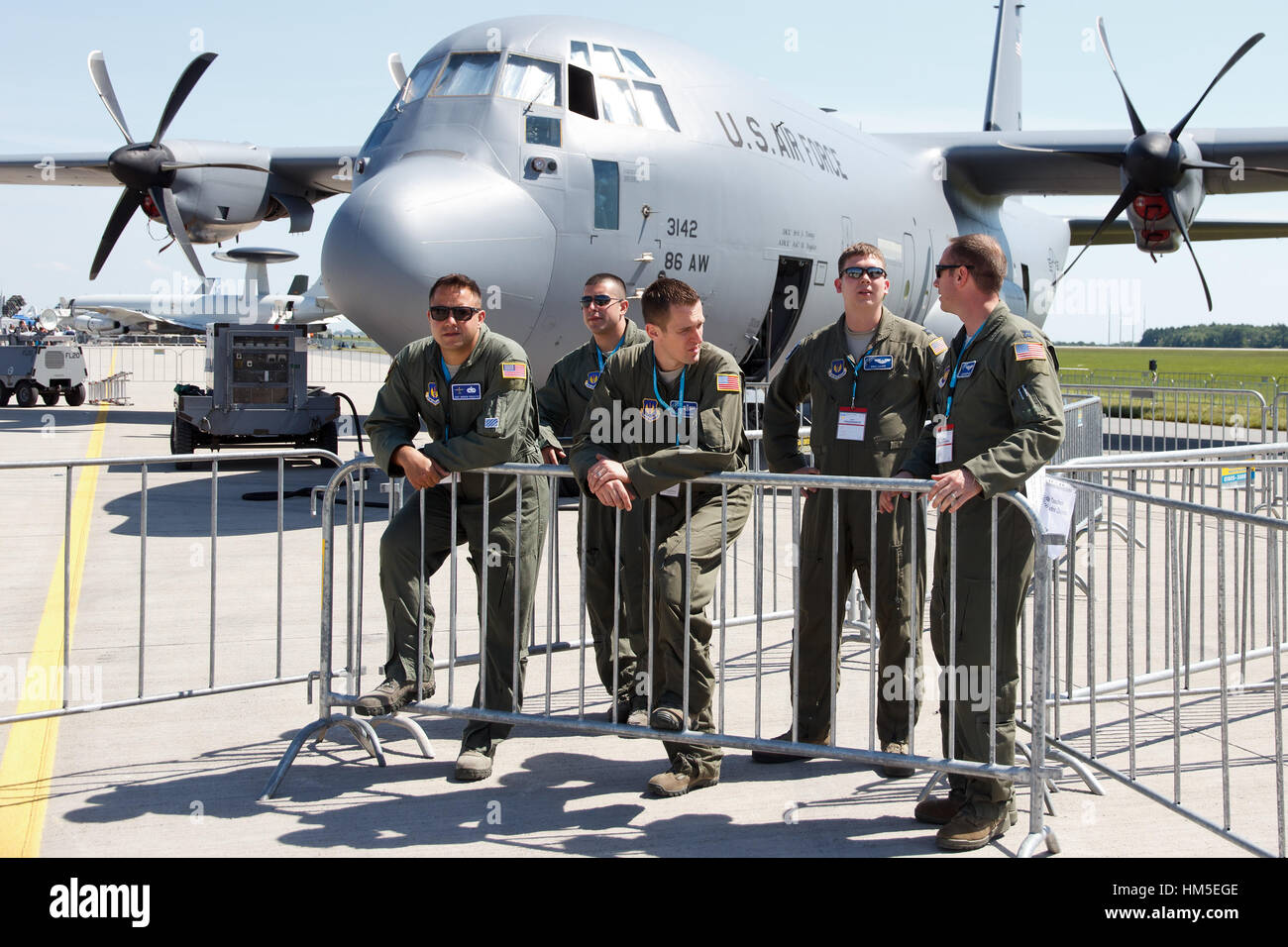BERLIN, Deutschland - Mai 21: Aircrew des 37. ab Ramstein Airbase vor ihre C-130J-30 Hercules auf der internationalen Luft-und Raumfahrtausstellung Stockfoto