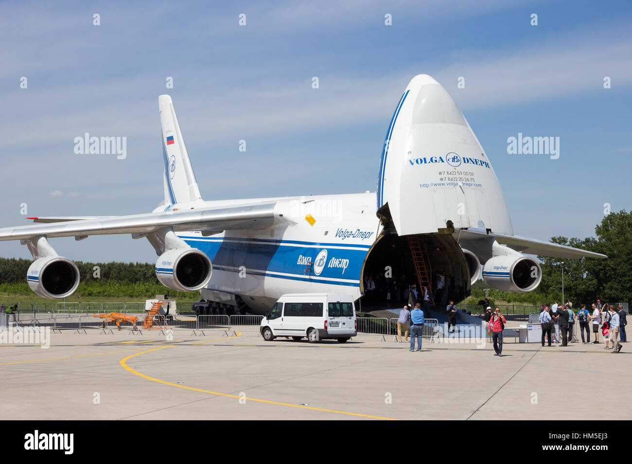 BERLIN, Deutschland - 22. Mai 2014: Russische gemacht Transportflugzeug Antonov An-124 auf der internationalen Luft-und Raumfahrt Ausstellung ILA in Berlin, Deutschland. Stockfoto