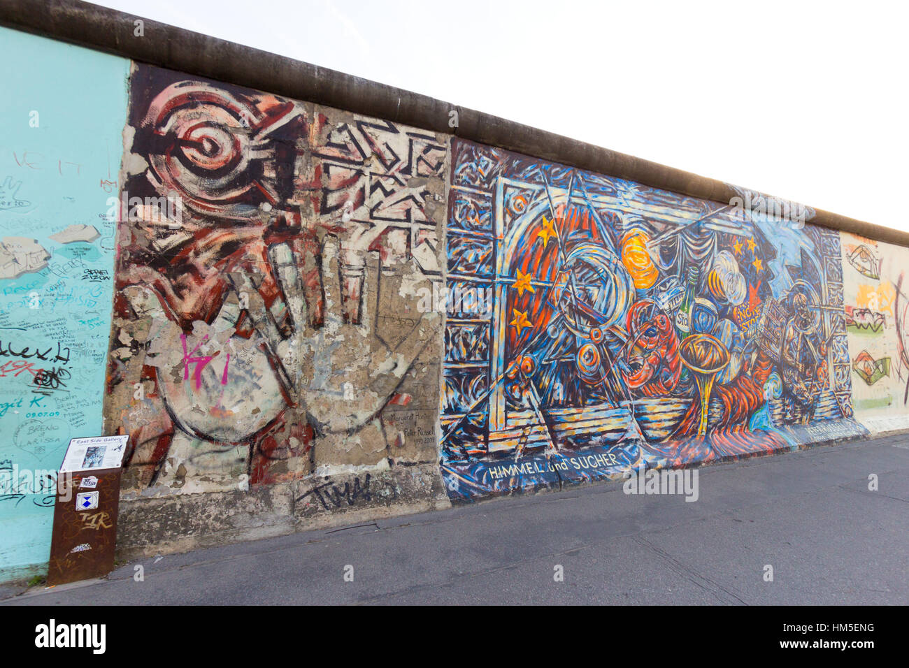 BERLIN - Mai 21: Fragment von der East Side Gallery am Mai 21,2014 in Berlin. Es ist ein 1,3 km langer Teil der original Berliner Mauer im Jahr 1989 reduziert eine Stockfoto