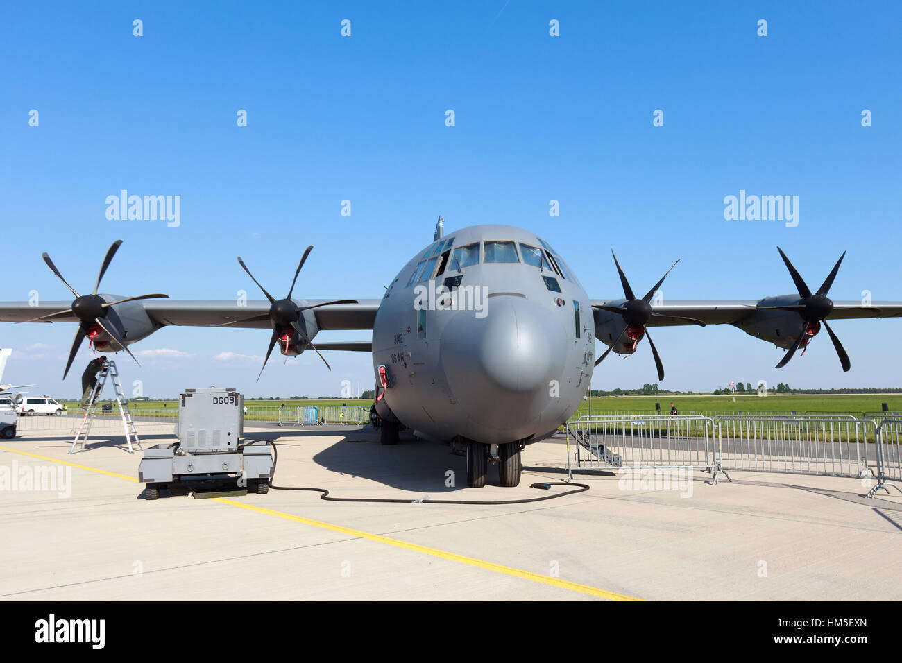 BERLIN, Deutschland - Mai 21: A US Air Force C-130J-30 Hercules der 37. ab Ramstein Airbase auf der internationalen Luft-und Raumfahrt Ausstellung ILA am Mai Stockfoto