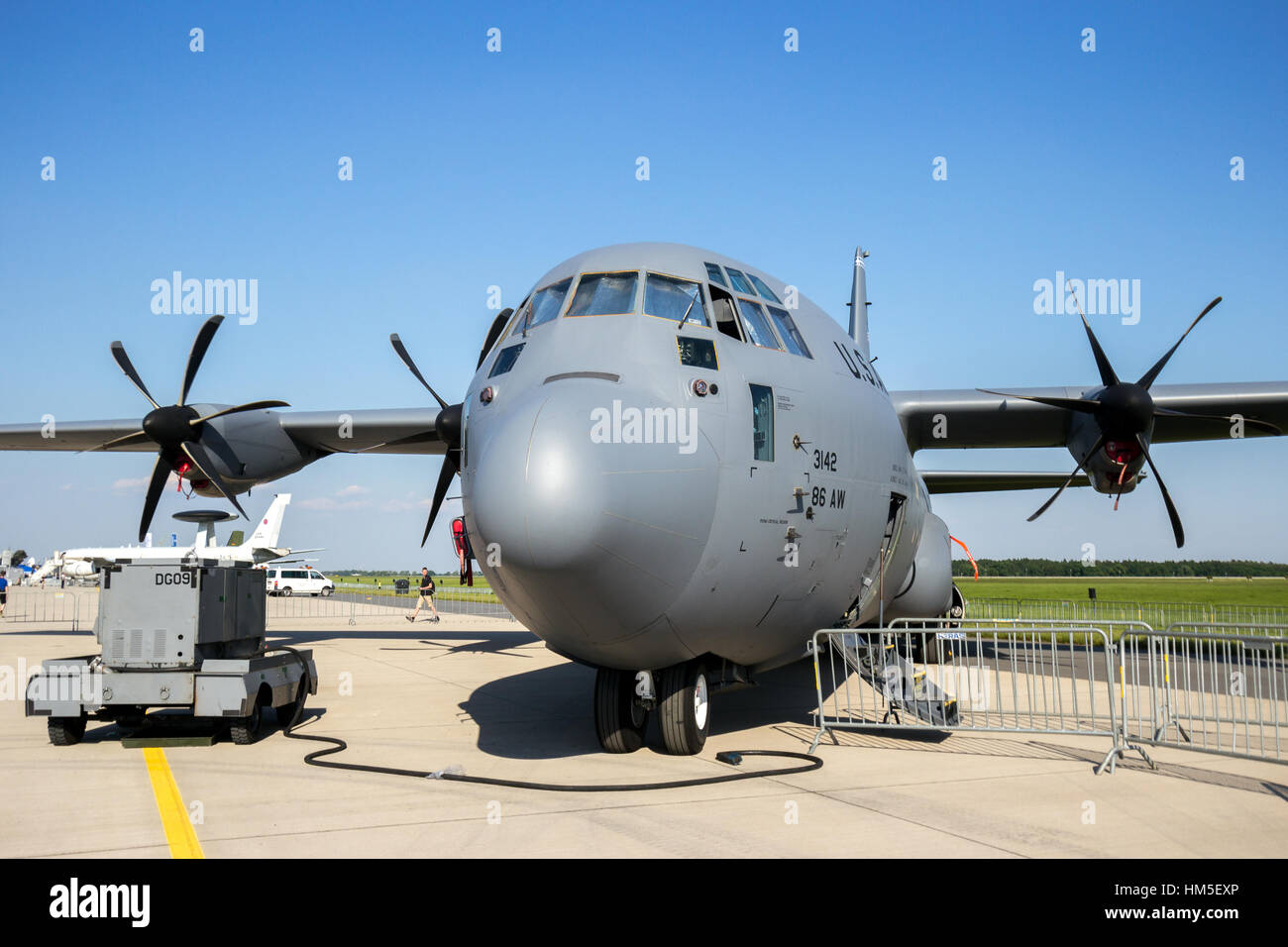 BERLIN, Deutschland - Mai 21: A US Air Force C-130J-30 Hercules der 37. ab Ramstein Airbase auf der internationalen Luft-und Raumfahrt Ausstellung ILA am Mai Stockfoto