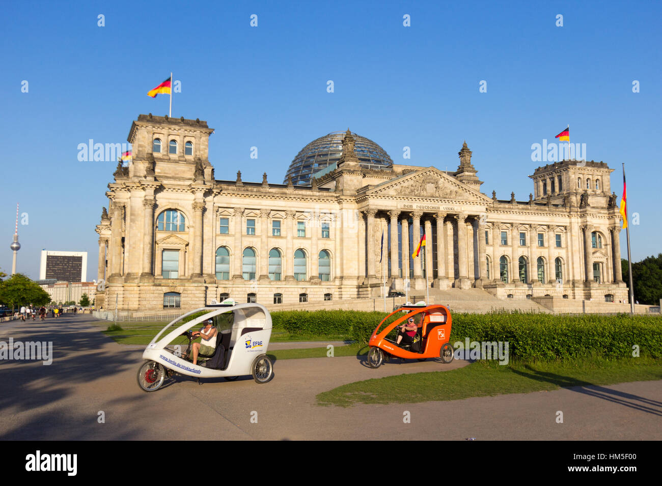 BERLIN, Deutschland - Mai 22: Taxi Fahrräder vor der Reichtsag aufbauend auf 22. Mai 2014 in Berlin, Deutschland. 5.334 Kilometer Straßen führen durch die Stockfoto