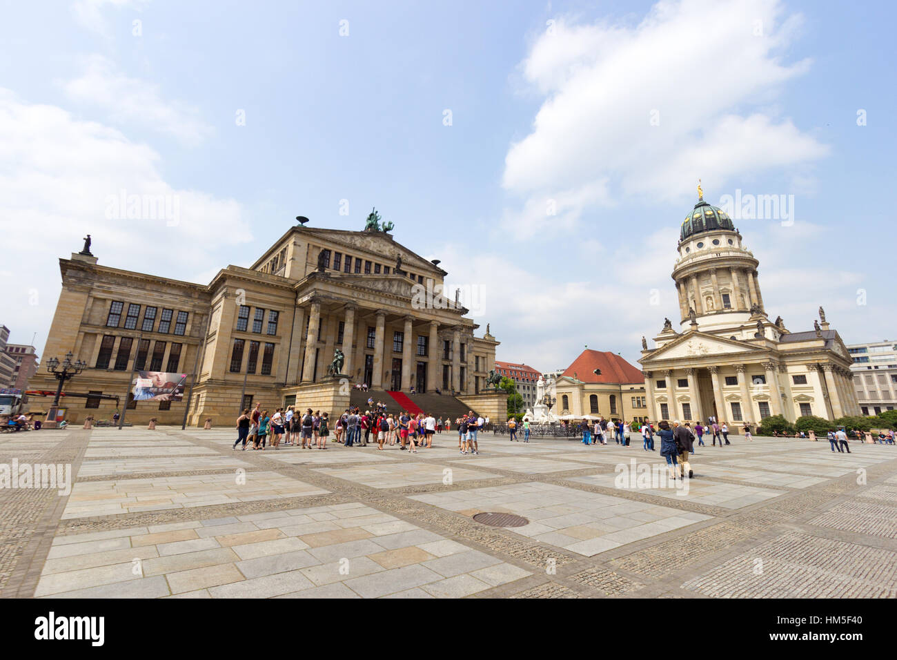 BERLIN, Deutschland - 23 Mai: Deutsche Dom und das Konzerthaus am Gendarmenmarkt am 23. Mai 2014 in Berlin, Deutschland. Erstellen Sie das Quadrat Stockfoto