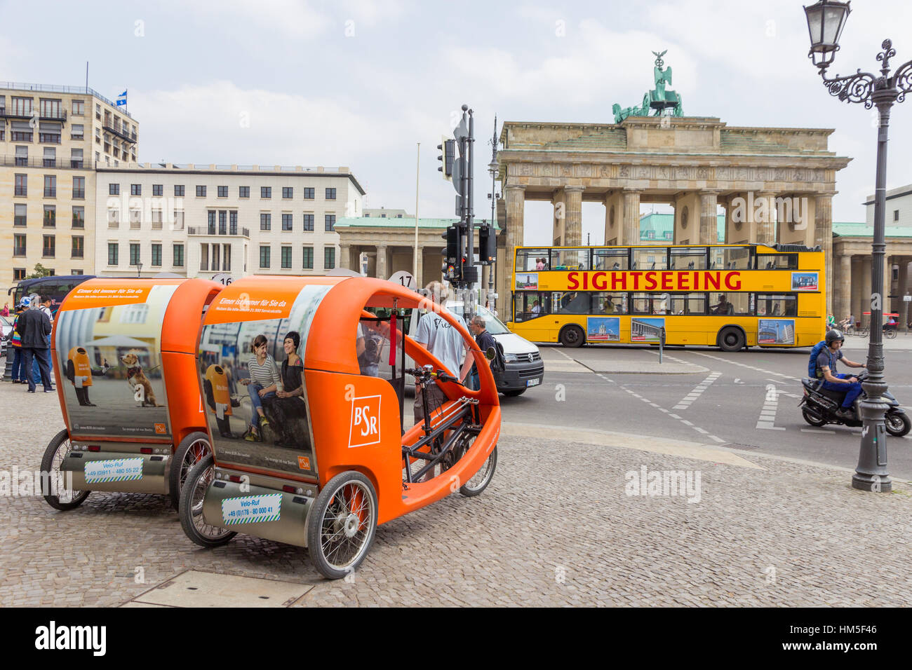 BERLIN, Deutschland - 23 Mai: Taxi Fahrräder vor dem Brandenburger Tor am 23. Mai 2014 in Berlin, Deutschland. 5.334 Kilometer Straßen führen durch die c Stockfoto