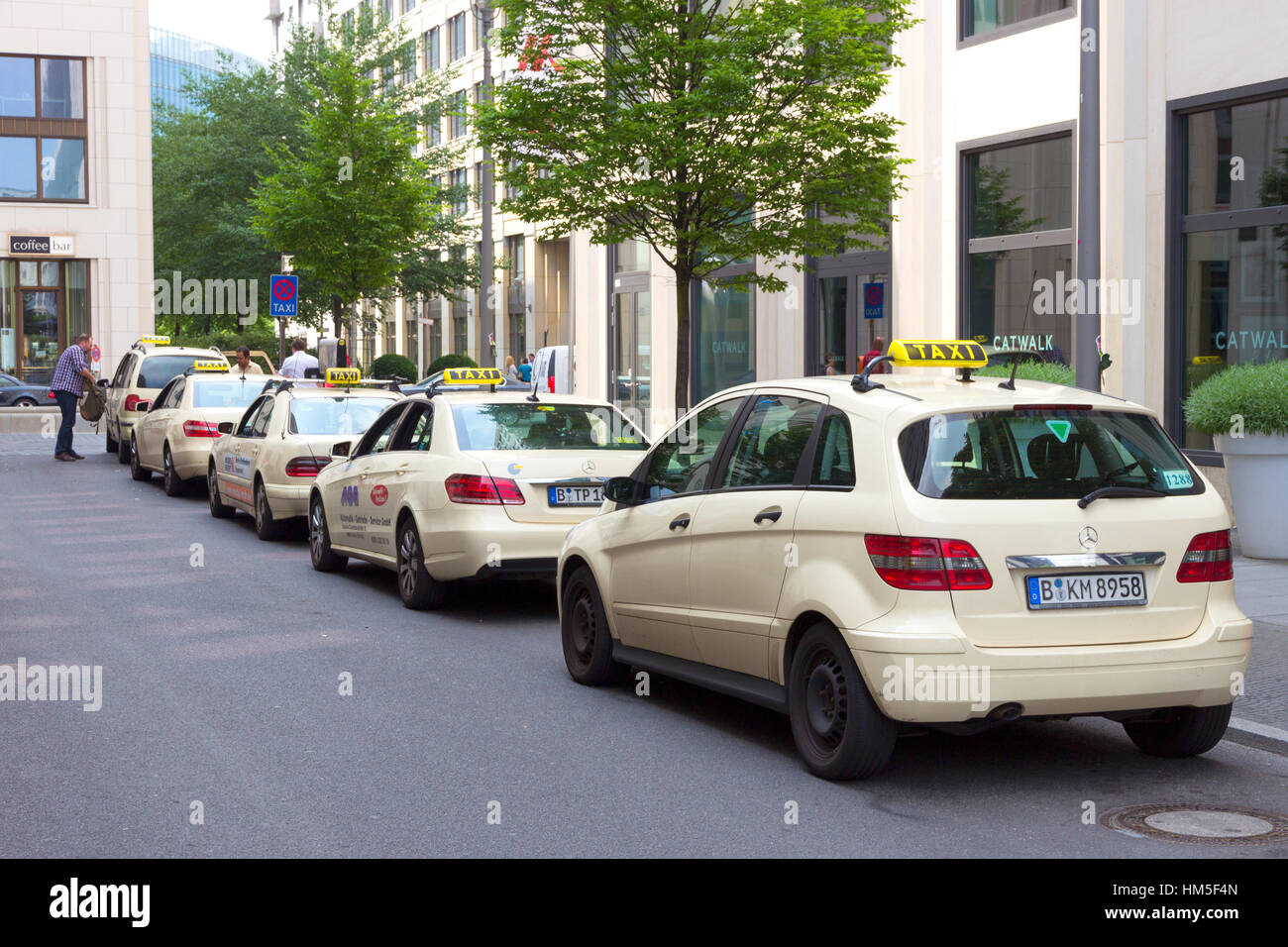 BERLIN - 23. Mai 2014: Eine Reihe von Taxis in einer Straße in Berlin. Das Taxi-Geschäft ist in Deutschland stark reguliert. Die meisten Städte haben typische Creme-col Stockfoto