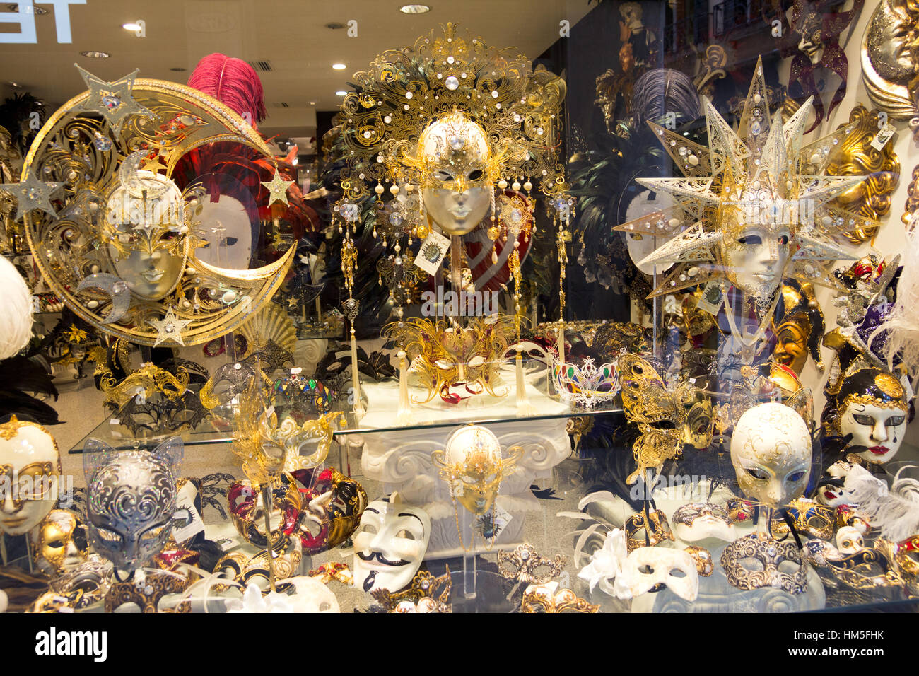 Venedig, Italien - Februar 7:A Shop voller Karnevalsmasken und Souvenirs in einer kleinen Straße während der Tage Karneval im Februar 7,2013. Während der Carniva Stockfoto