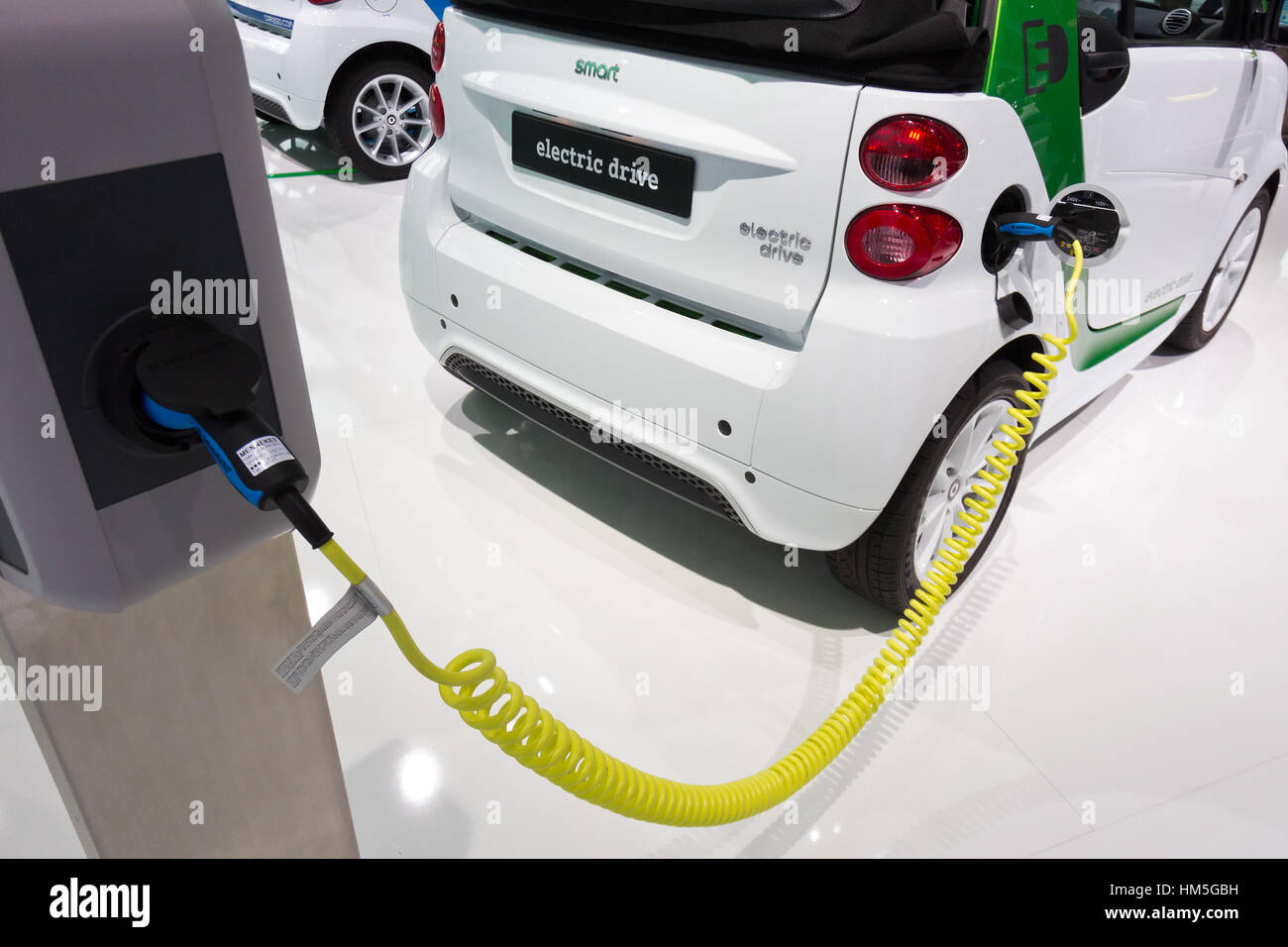 FRANKFURT, Deutschland - SEP 13: Aufladen ein Smart Electric Drive auf der IAA motor Show am Sep 13, 2013 in Frankfurt am Main. Mehr als 1,000 Aussteller aus 35 co Stockfoto