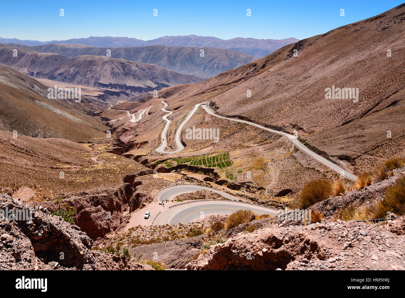 Die Kurven der Ruta 52 von Purmamarca, Salinas Grandes an einem sonnigen Tag (Argentinien) Stockfoto