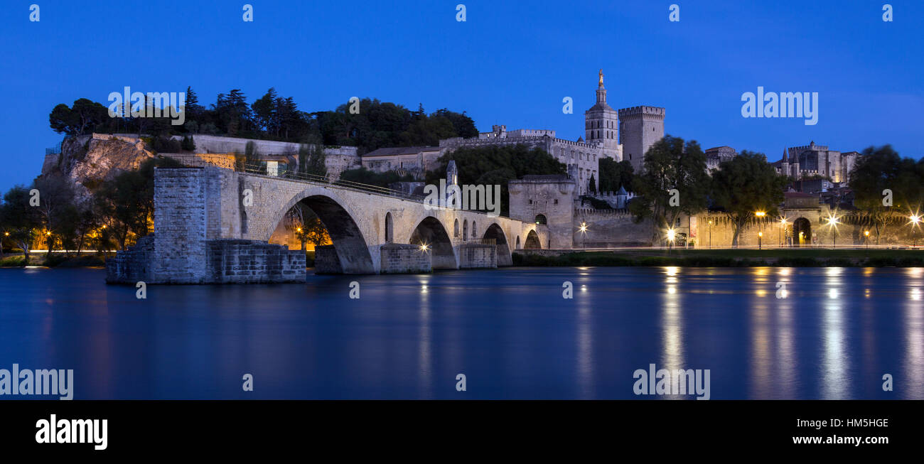 Dämmerung über die Pont d ' Avignon (Pont Saint-Benezet) und die Stadt Avignon im Département Vaucluse am linken Ufer der Rhône. Es war th Stockfoto